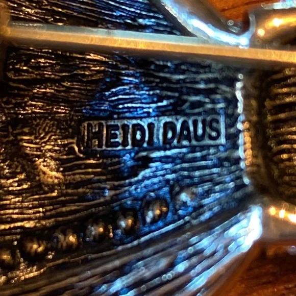 Heidi Daus, “Belle Beau” Enamel and Crystal Bow Brooch - Picture 7 of 7